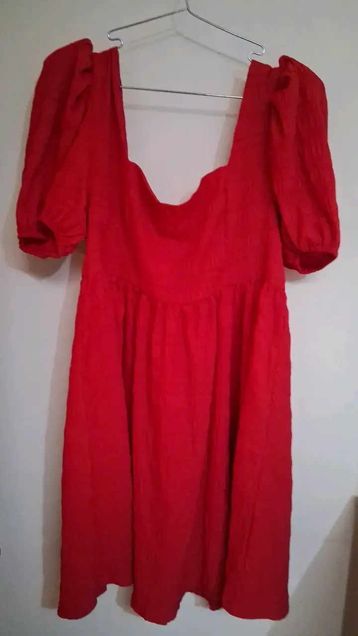 Vestido rojo con mangas abullonadas - 1