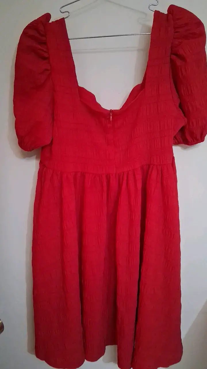Vestido rojo con mangas abullonadas - 2