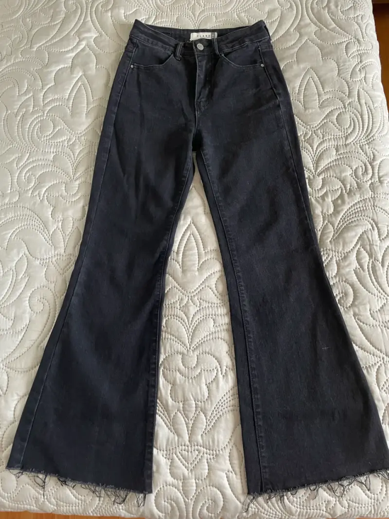 Jeans flare negros de mezclilla - 1