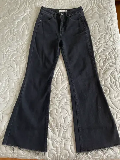 Jeans flare negros de mezclilla - miniatura 1