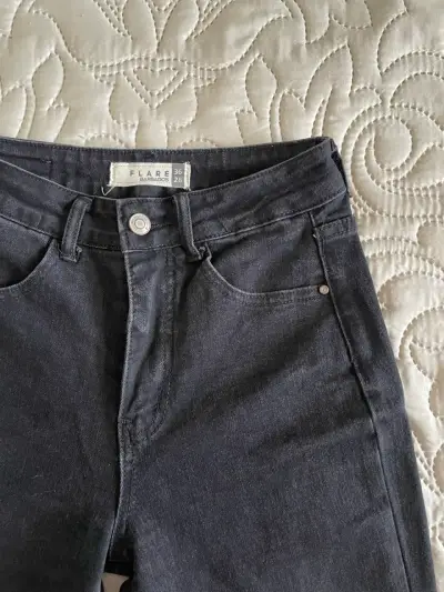 Jeans flare negros de mezclilla - miniatura 2
