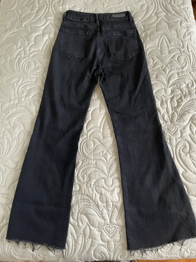 Jeans flare negros de mezclilla - 4