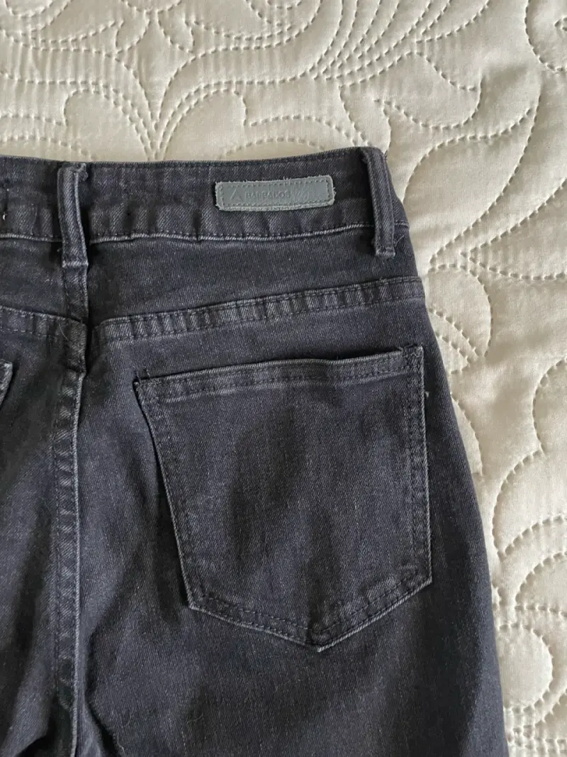 Jeans flare negros de mezclilla - 5