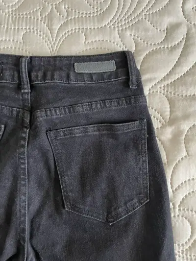 Jeans flare negros de mezclilla - miniatura 5