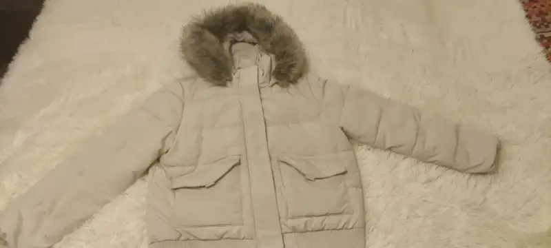 Chaqueta de invierno con capucha de piel sintética
