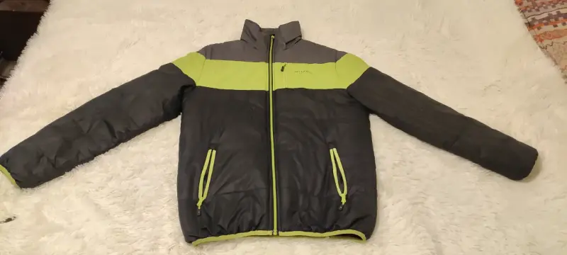 Chaqueta acolchada gris y verde para hombre