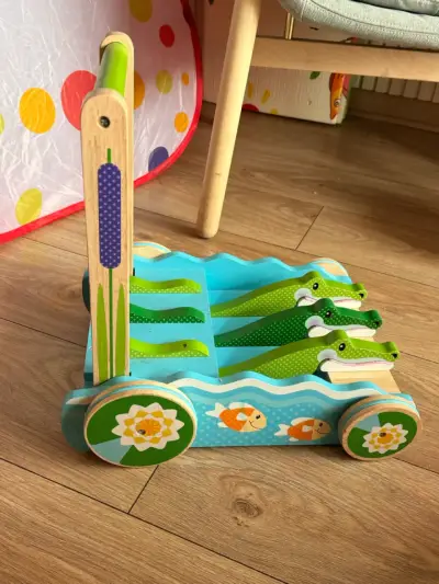Andador de madera para niños con cocodrilos - miniatura 1