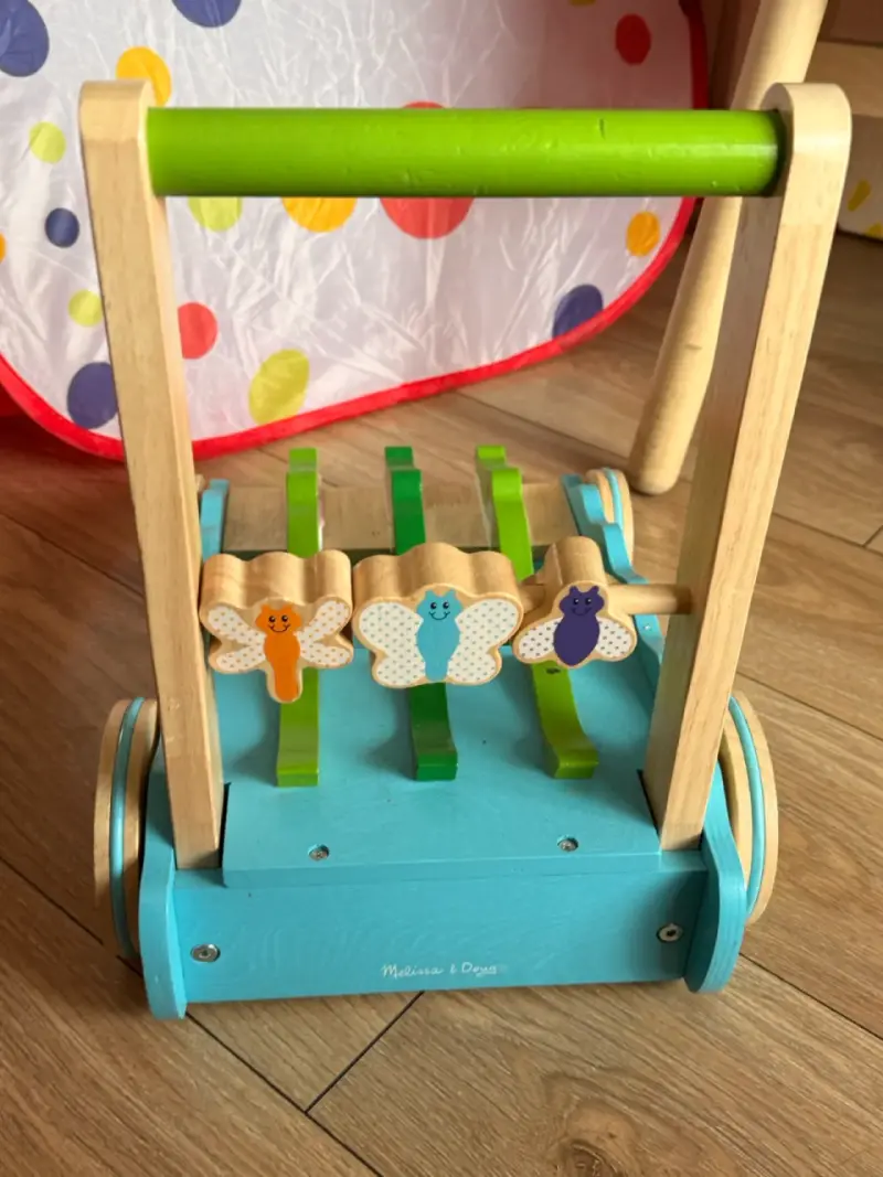 Andador de madera para niños con cocodrilos - 2