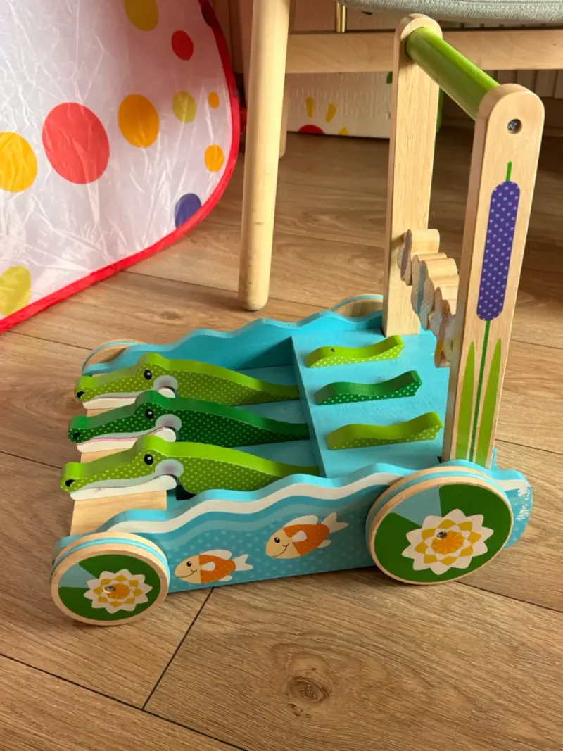 Andador de madera para niños con cocodrilos - 3