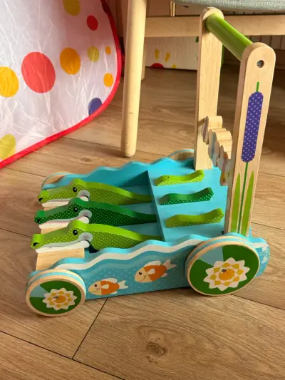 Andador de madera para niños con cocodrilos - miniatura 3