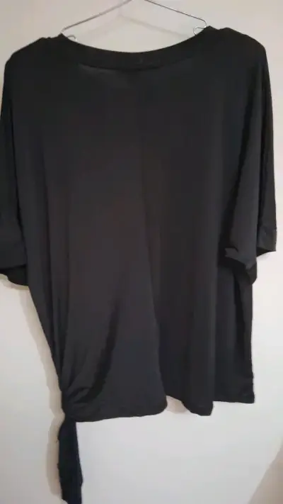 Blusa negra Lawrence talla M con detalle lateral - miniatura 2