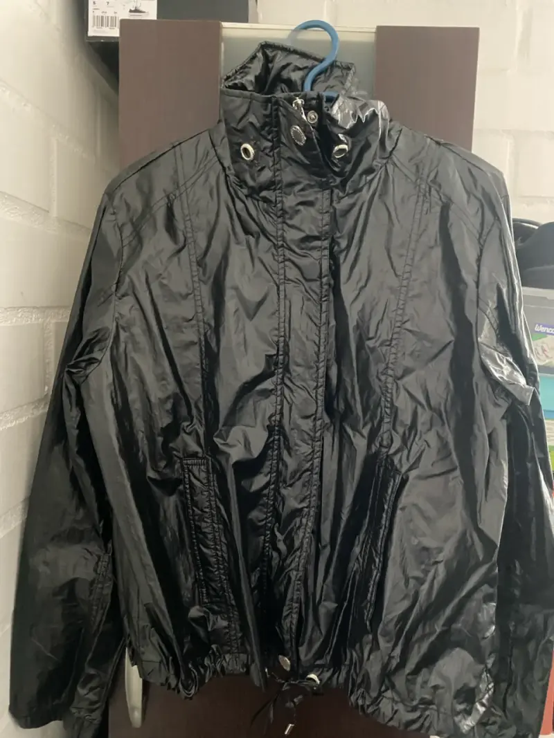 Chaqueta corta vientos negra para mujer - 1