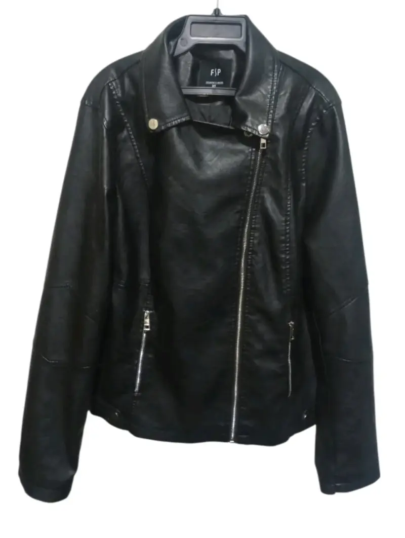 Chaqueta de cuero sintético negra estilo biker