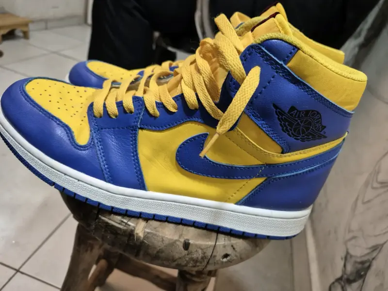 Zapatillas deportivas Air Jordan 1 azul y amarillo - 1