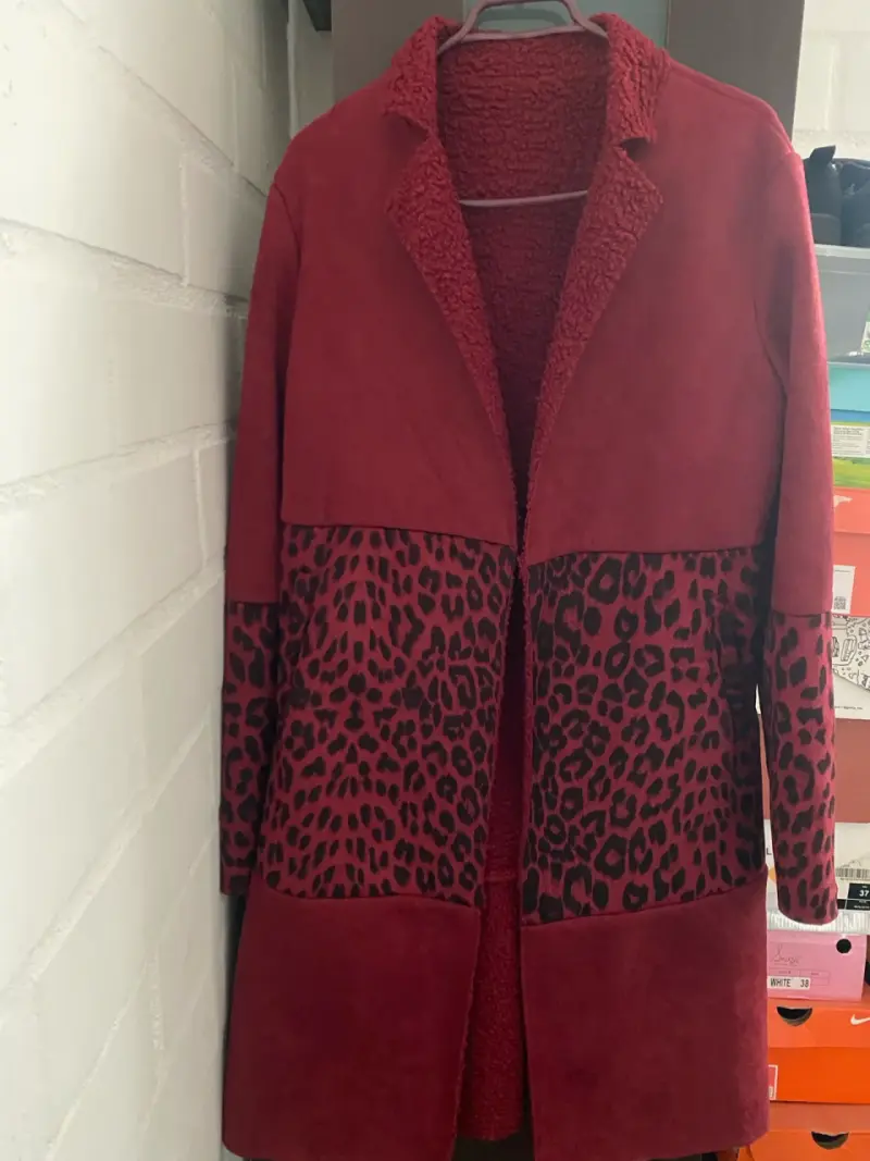 Abrigo rojo con estampado animal print - 1