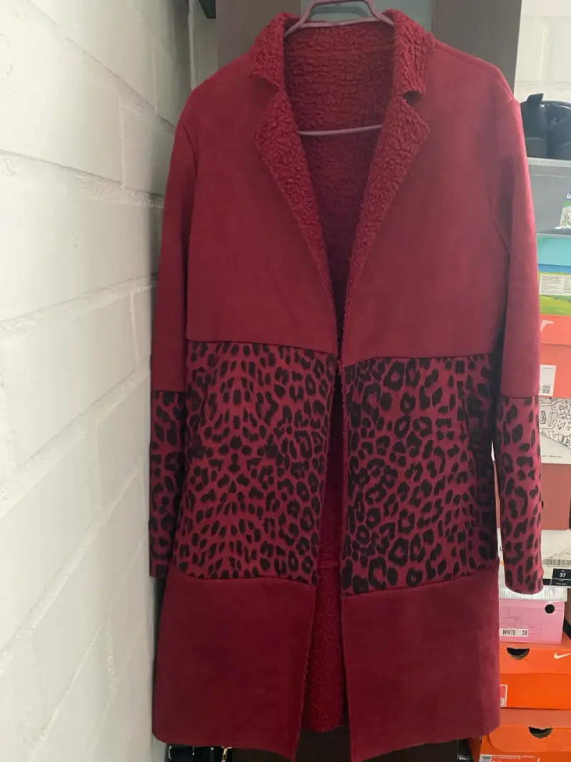Abrigo rojo con estampado animal print - 2