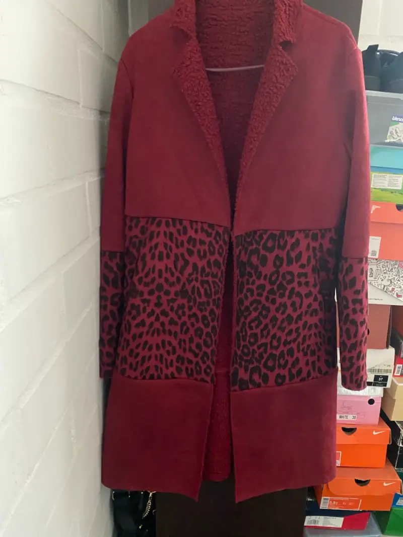 Abrigo rojo con estampado animal print - 3