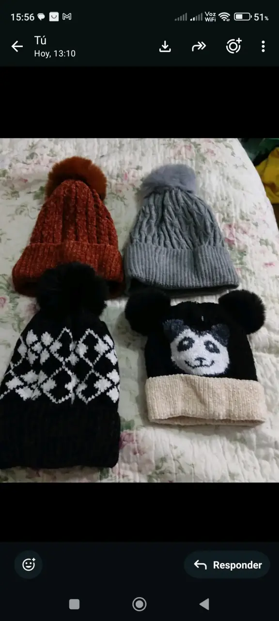 Set de gorros tejidos con pompones para invierno - 1