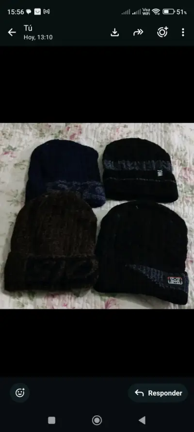 Set de gorros tejidos con pompones para invierno - miniatura 2