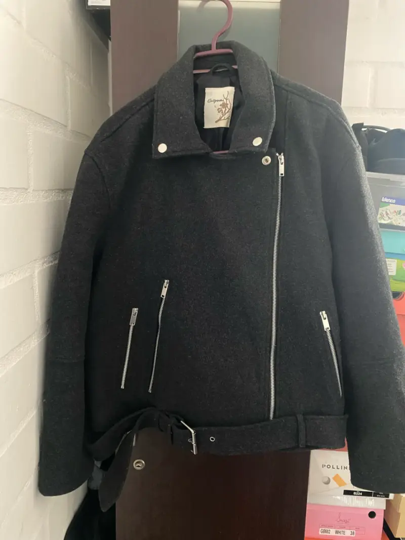 Chaqueta de lana gris con cierre y cinturón