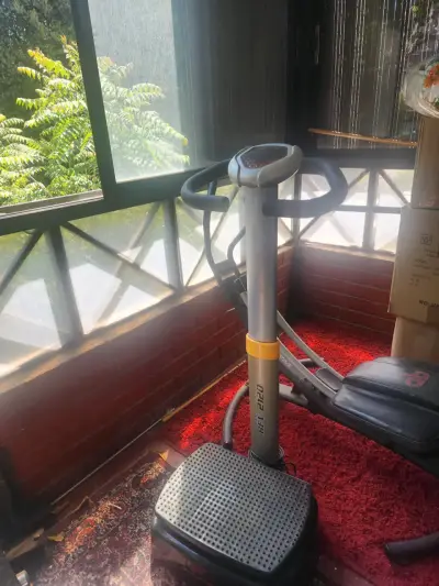 Máquina de ejercicios vibratoria BH Fitness - miniatura 1