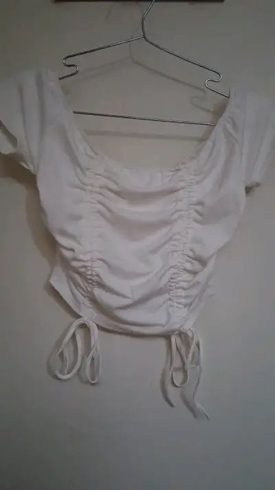 Top blanco con fruncidos y lazos - miniatura 1