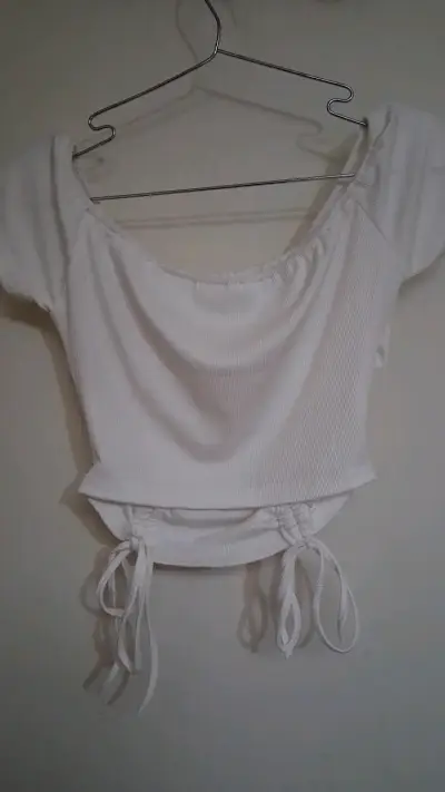 Top blanco con fruncidos y lazos - miniatura 2