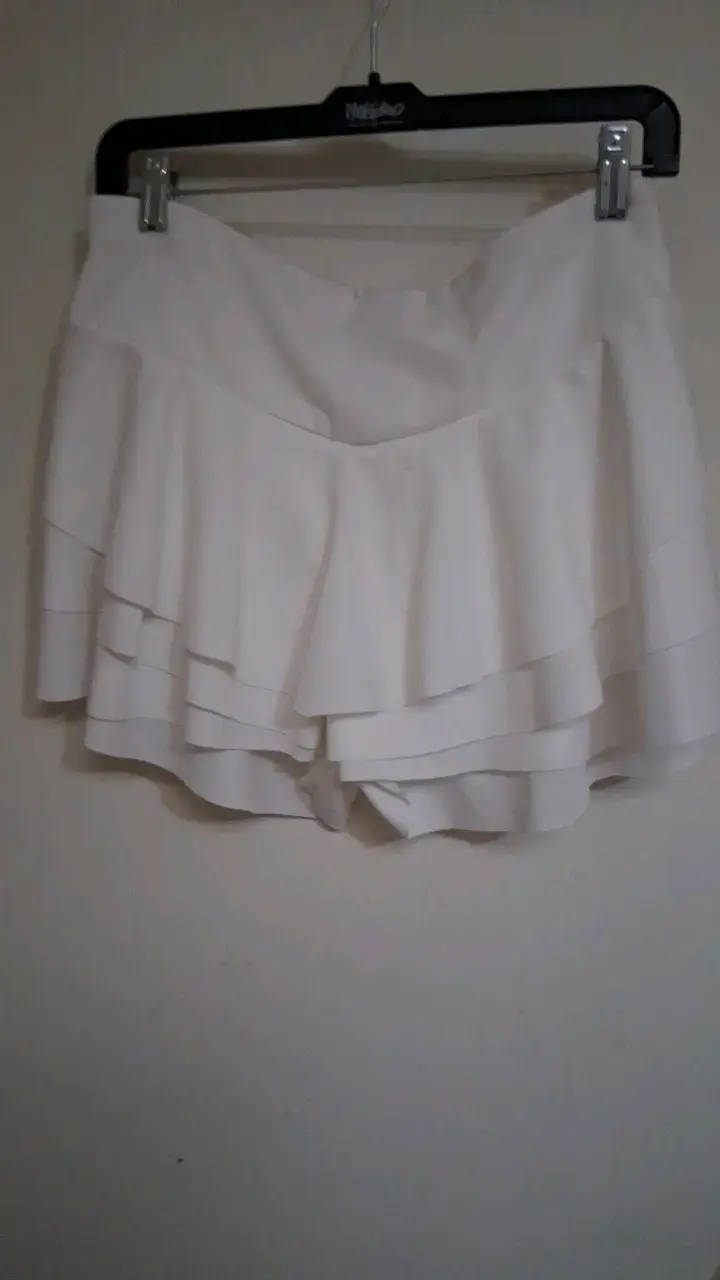 Falda short corta blanca con volantes - 1
