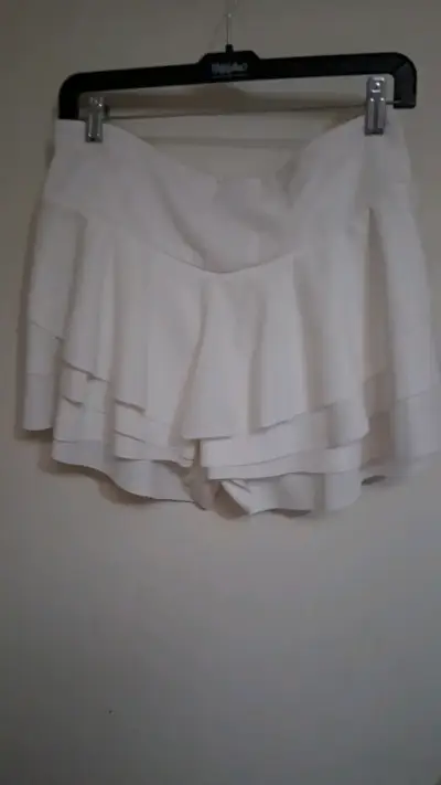 Falda short corta blanca con volantes - miniatura 1