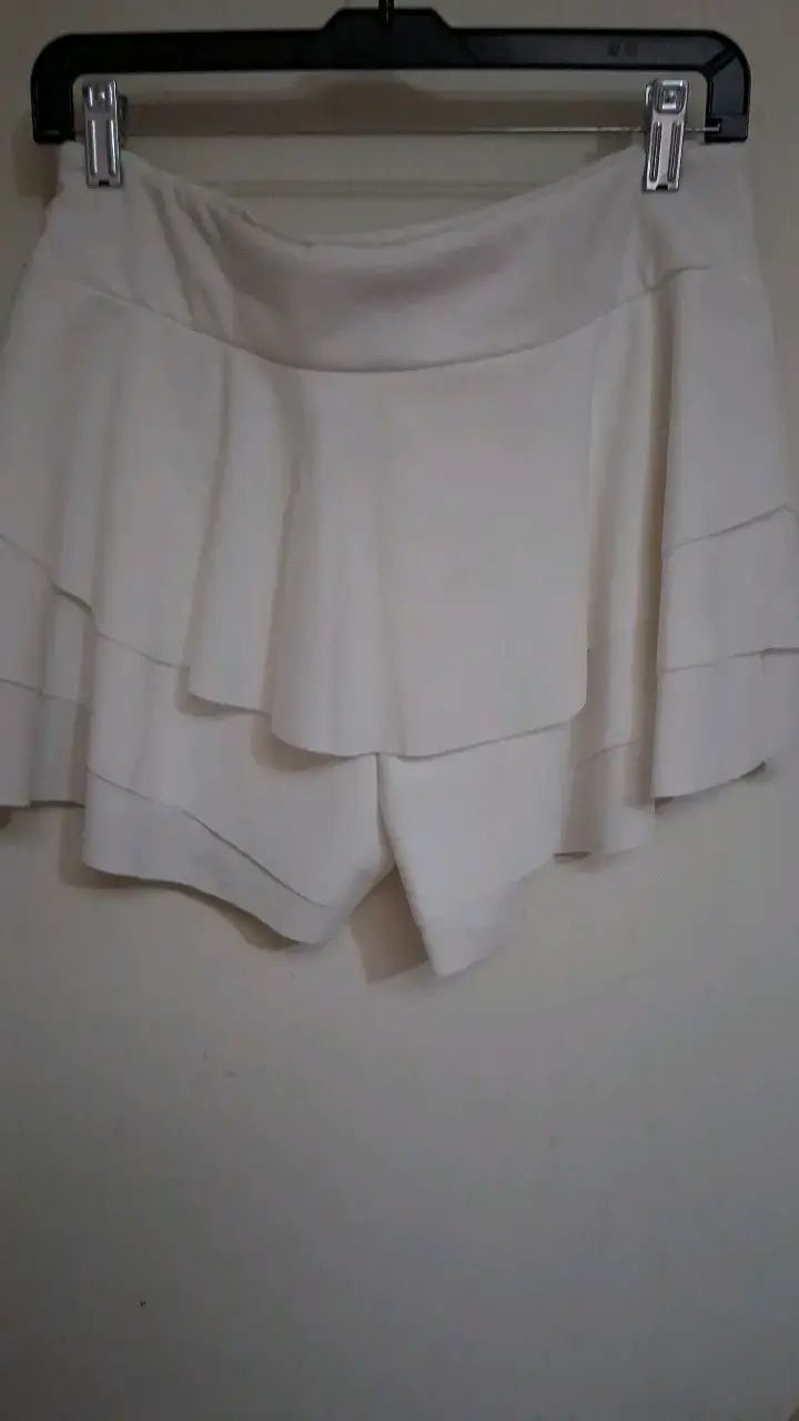 Falda short corta blanca con volantes - 2