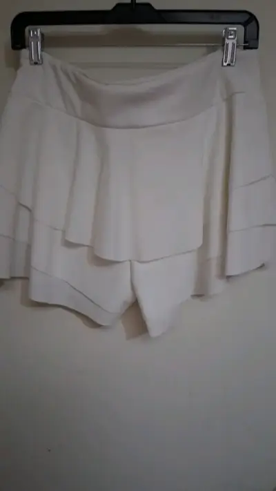 Falda short corta blanca con volantes - miniatura 2