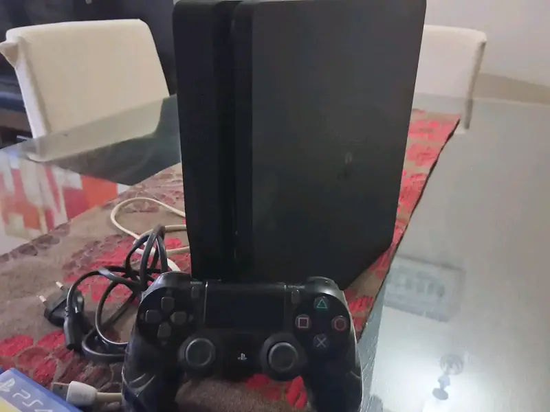 Consola PS4 con control y cables