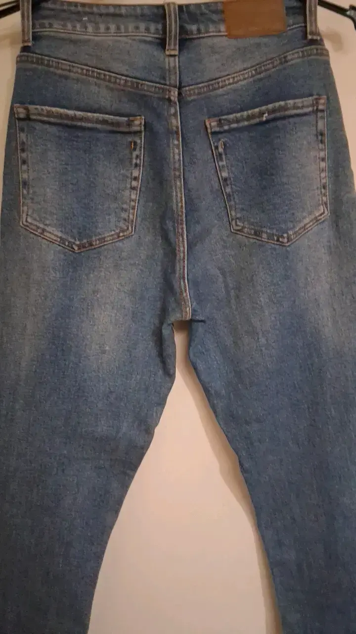 Jeans de mezclilla azul desgastados para mujer - 2
