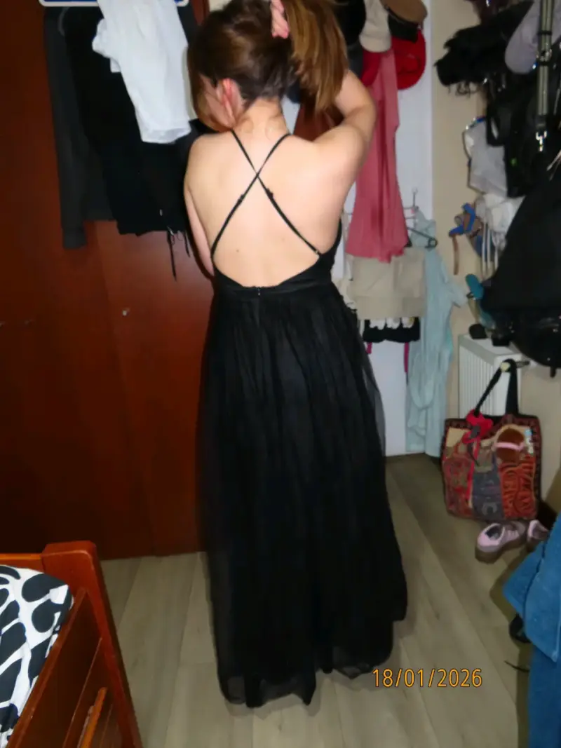 Vestido largo negro elegante con escote profundo - 2