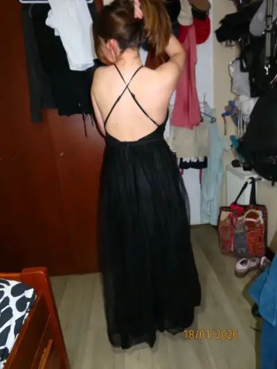 Vestido largo negro elegante con escote profundo - miniatura 2