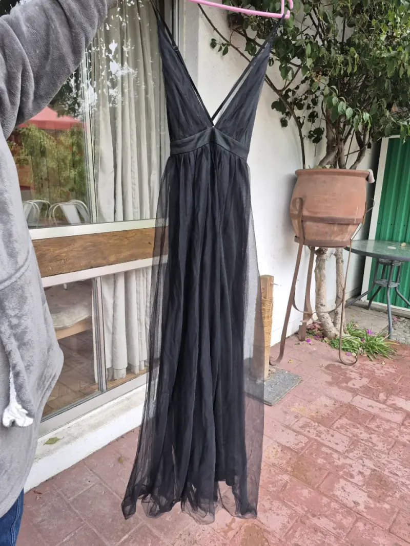 Vestido largo negro elegante con escote profundo - 3