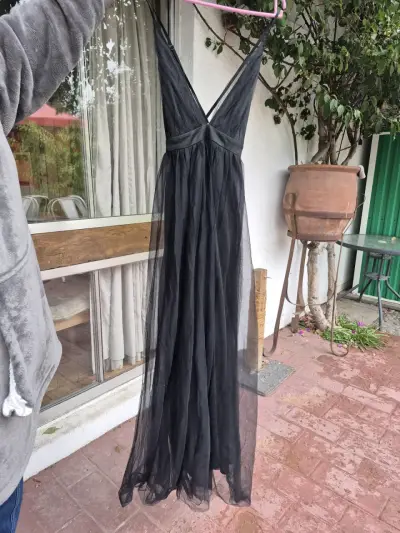 Vestido largo negro elegante con escote profundo - miniatura 3