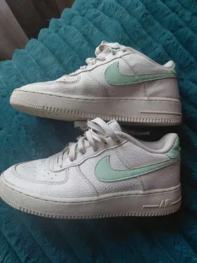 Zapatillas deportivas blancas nike con logo verde - miniatura 1