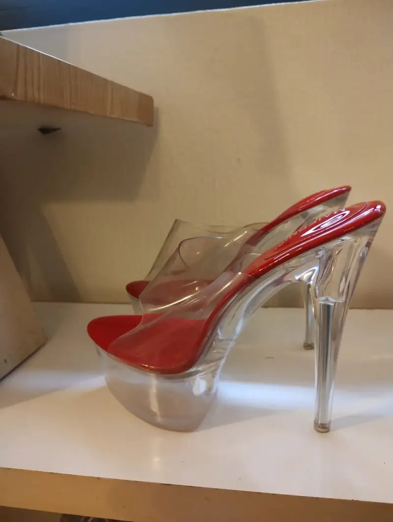 Tacones transparentes con plataforma roja - 1