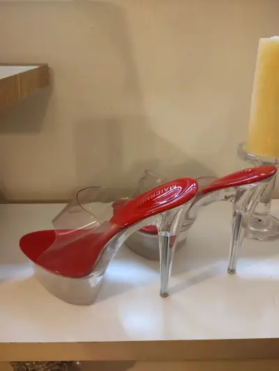 Tacones transparentes con plataforma roja - miniatura 2