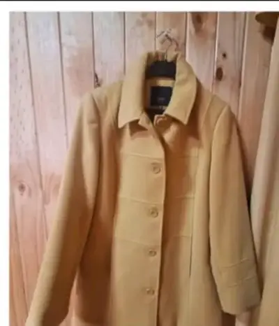Abrigo de mujer color amarillo - miniatura 3