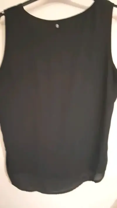 Blusa negra con detalles brillantes - miniatura 2