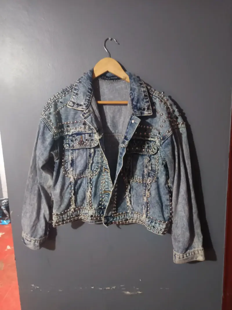 Chaqueta de mezclilla con tachas para mujer - 1