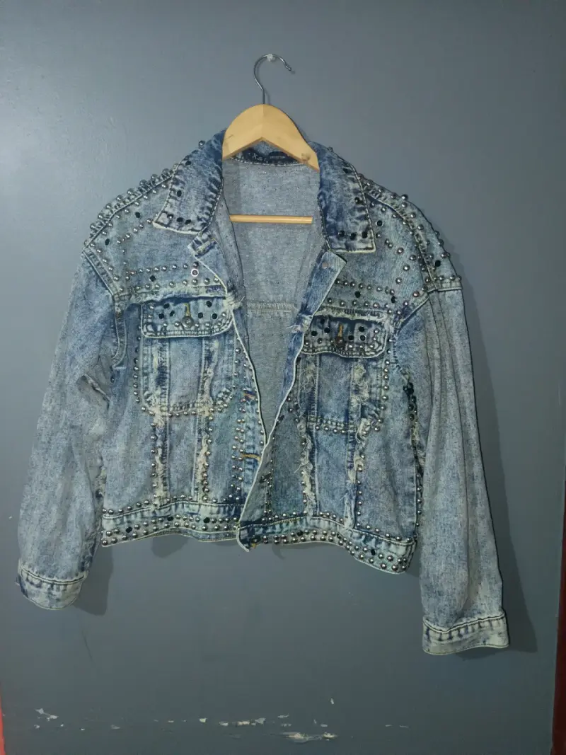 Chaqueta de mezclilla con tachas para mujer - 2