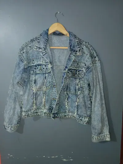 Chaqueta de mezclilla con tachas para mujer - miniatura 2