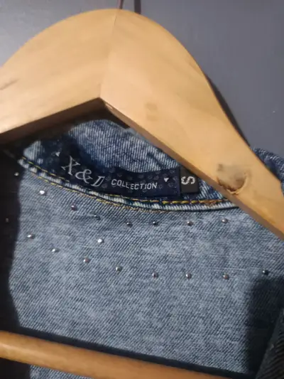 Chaqueta de mezclilla con tachas para mujer - miniatura 3