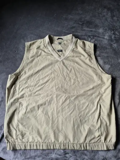 Chaleco sin mangas beige nike para hombre - miniatura 1