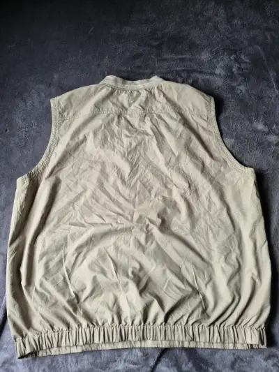 Chaleco sin mangas beige nike para hombre - miniatura 2