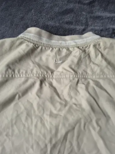 Chaleco sin mangas beige nike para hombre - miniatura 3