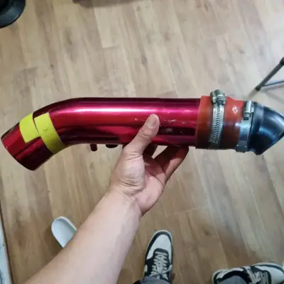 Tubo de admisión rojo para auto - miniatura 1